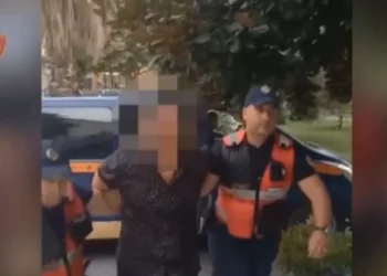Plagosi të moshuarin në Durrës, momenti kur policia arreston autorin dhe kontrollon makinën
