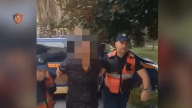 Plagosi të moshuarin në Durrës, momenti kur policia arreston autorin dhe kontrollon makinën
