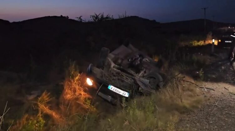 Makina del nga rruga në aksin Marinëz-Rroskovec, plagosen dy persona