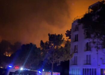 “Situatë e pashembullt”, vijojnë flakët në Shëngjin, rrezikohen banesat – VIDEO