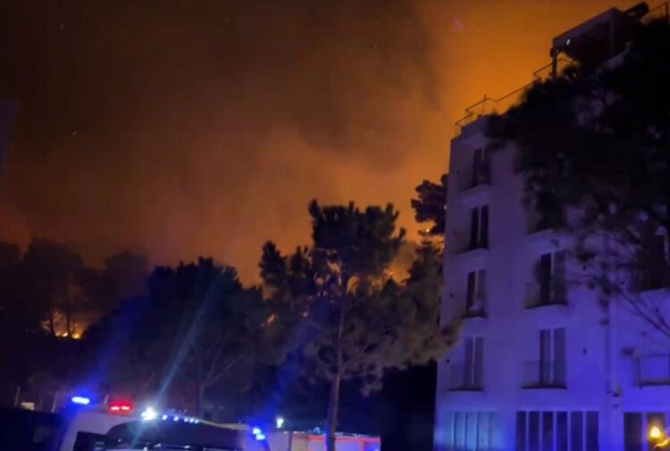 “Situatë e pashembullt”, vijojnë flakët në Shëngjin, rrezikohen banesat – VIDEO