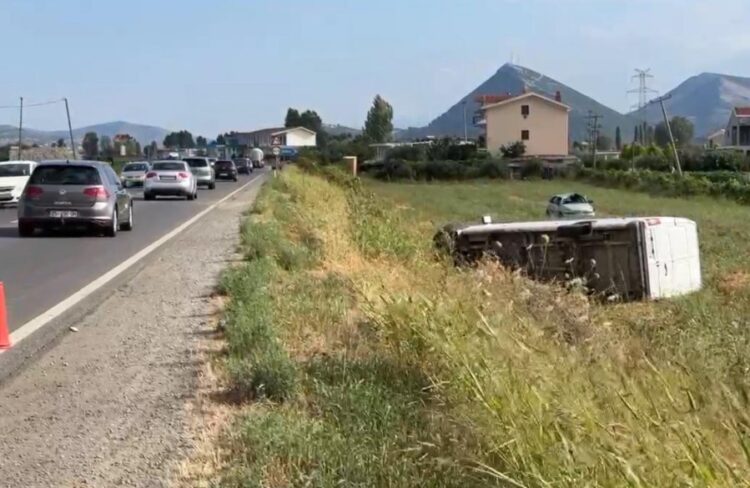 Aksident në aksin rrugor Lezhë-Milot/ Furgoni përplaset me autoveturën, tre të plagosur, njëri prej tyre rëndë