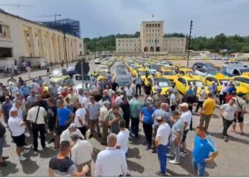 Taksistët e vetëpunësuar në protestë, Bashkia e Sarandës tërhiqet nga vendimi për licencimin e taksive elektrike