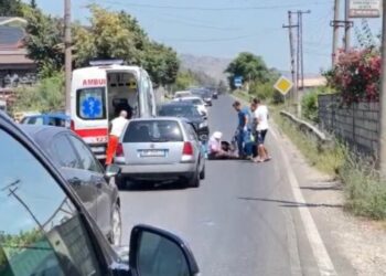 Makina përplaset me motorin në Lezhë, plagoset një person
