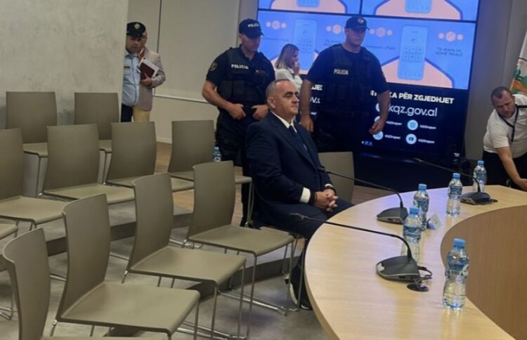 KQZ pritet ti heqë mandatin, Fredi Beleri lë qelinë