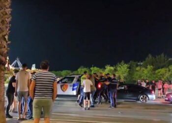 Video – Sherr masiv mes policisë dhe qytetarëve në Vlorë, nxirren armët