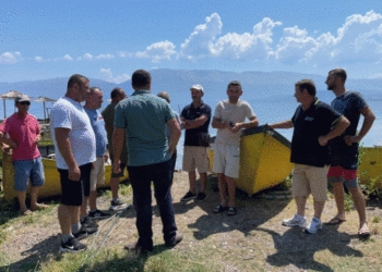 Peshkatarët pogradecarë në protestë: Vendqëndrimi i varkave po kthehet në plazh privat