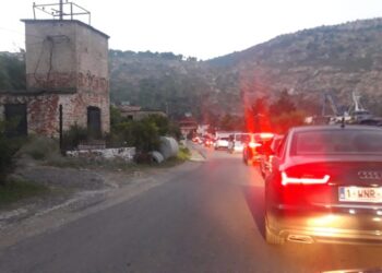 Zjarri në Shëngjin, “eksod” i turistëve, radhë kilometrike në autostradë, digjet një banesë