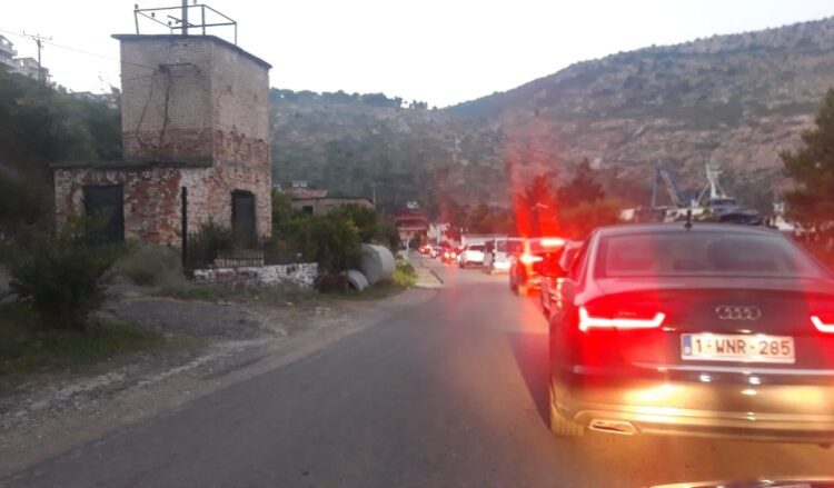 Zjarri në Shëngjin, “eksod” i turistëve, radhë kilometrike në autostradë, digjet një banesë