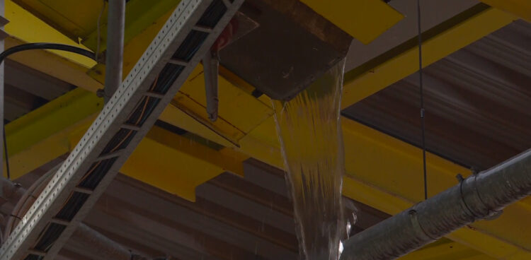 Furtunë mbi stadiumin e Dortmundit para takimit Holandë-Angli, vazhdon të pikojë çatia