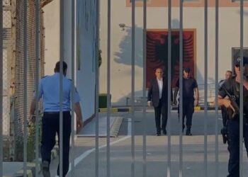 Fredi Beleri lë qelinë e burgut në Fier, betohet nesër si eurodeputet në Strasburg