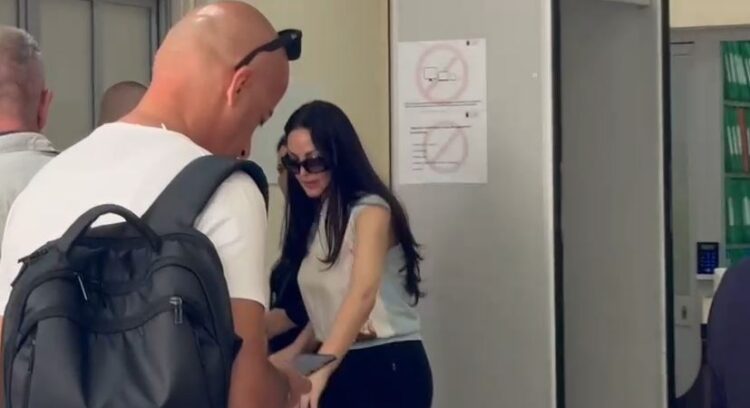 Çfarë i ka ndodhur këngëtares? Bleona Qereti paraqitet në Gjykatën e Tiranës