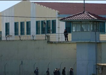 E pazakontë, shqiptari gëlltit 84 qese me kokainë gjatë transferimit në një burg tjetër