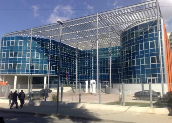 Një person pi helm para dyerve të SPAK, çohet në spital në gjendje të rëndë