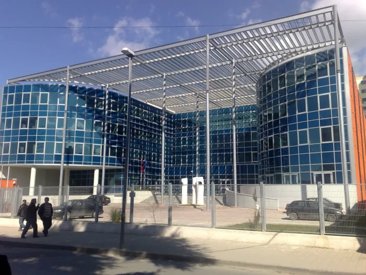 Një person pi helm para dyerve të SPAK, çohet në spital në gjendje të rëndë