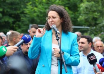 Protesta te Bashkia, Caka-Veliajt: Nuk harxhon kush plumba për ty, por ruaju nga soji yt