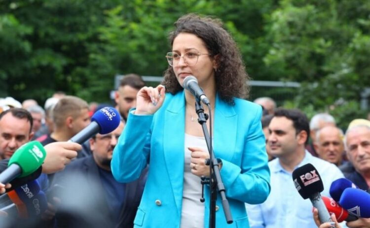 Protesta te Bashkia, Caka-Veliajt: Nuk harxhon kush plumba për ty, por ruaju nga soji yt