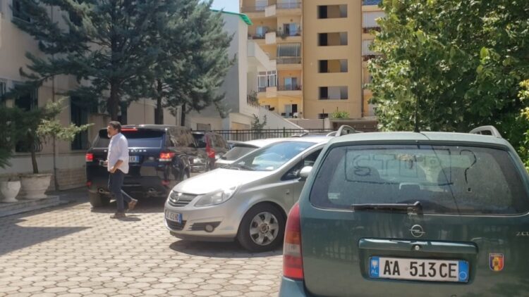 Ish-ministri Bledi Çuçi paraqitet në prokurorinë e Vlorës, ja për çfarë po pyetet