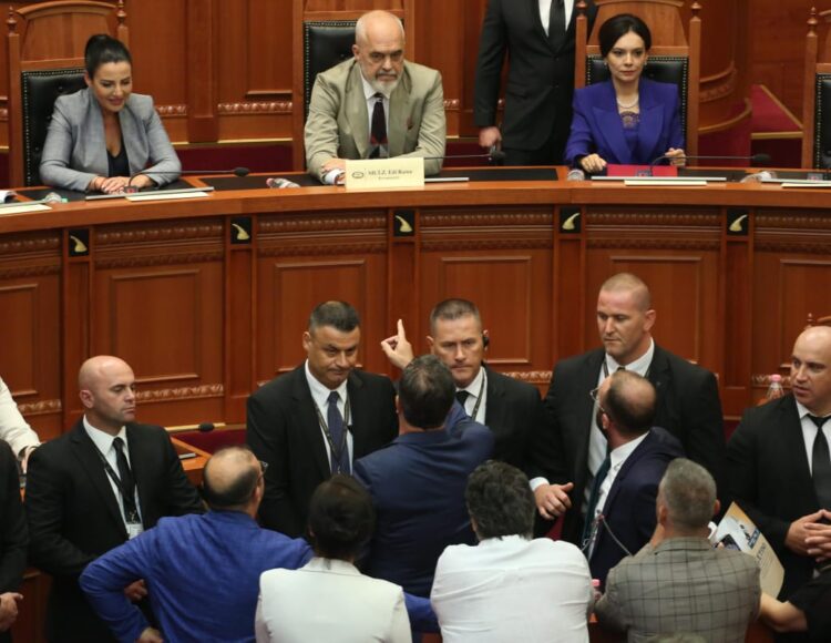 (FOTOT) Rama miraton ministrat e rinj mes protestës, ja çfarë nuk u pa nga përplasja në Kuvend