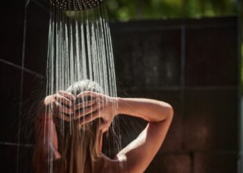 A është dushi i ftohtë i mirë për shëndetin? Ja çfarë thotë shkenca