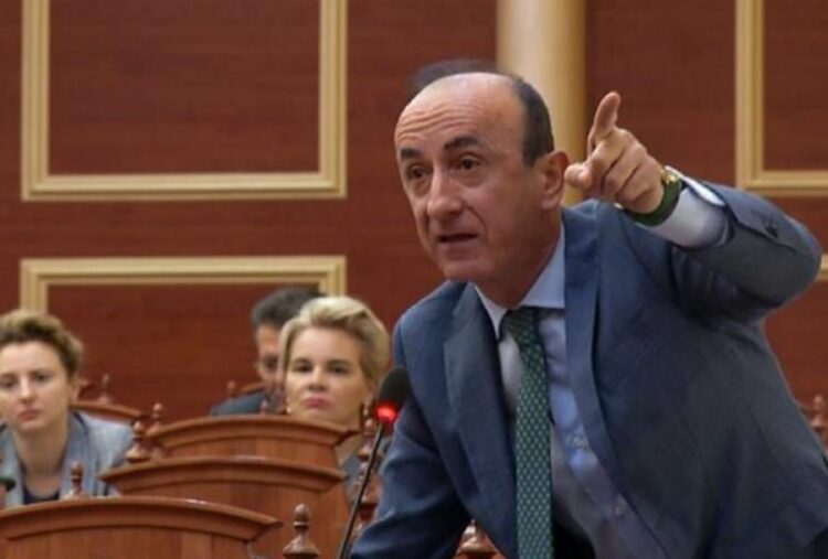 Sula i përvishet Nikollës: Në vend që të jepni llogari për ministrat hajdutë, ju na fyeni