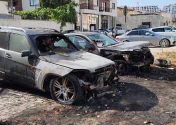 Digjen dy automjete të parkuara në Durrës, njëra e kryeinxhinierit të OSHEE