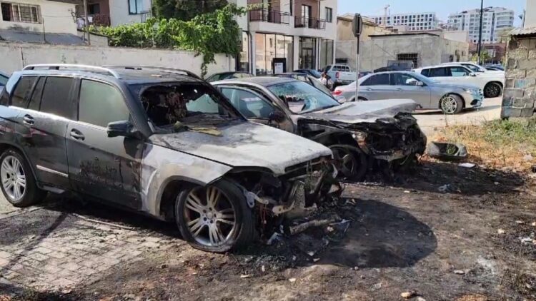 Digjen dy automjete të parkuara në Durrës, njëra e kryeinxhinierit të OSHEE