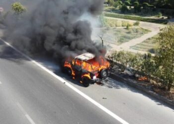 Shpërthen në flakë automjeti tek Kopshti Botanik në Tiranë