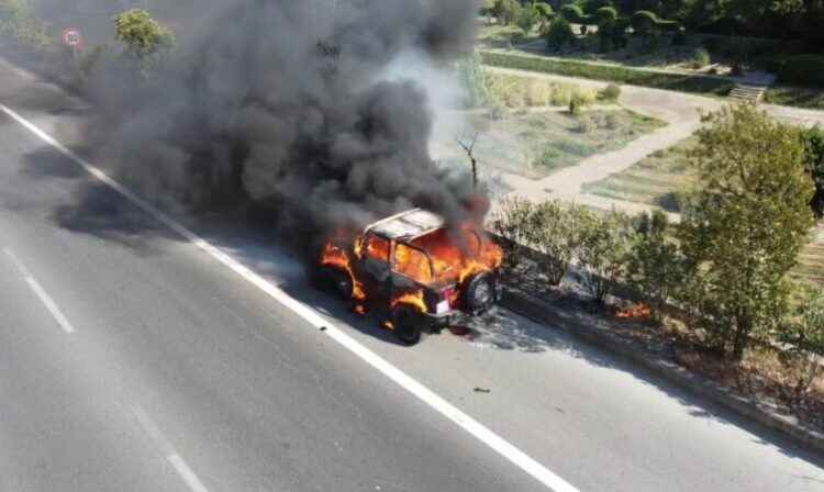 Shpërthen në flakë automjeti tek Kopshti Botanik në Tiranë