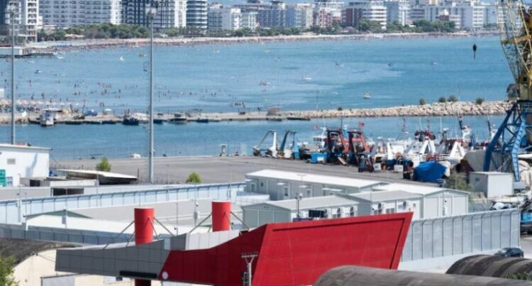 Marrëveshja me Italinë/ Washington Post: Nis transportimi i emigrantëve të paligjshëm drejt kampeve në Shqipëri