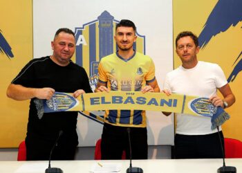 Elbasani kthen djalin e shtëpisë, firmos me ish-futbollistin e Egnatias