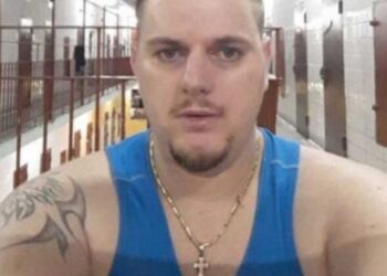 “Ambasada nuk na hap telefonin”/ Shqiptarët e burgosur në Greqi nisin grevë urie: Po na shkelin të drejtat