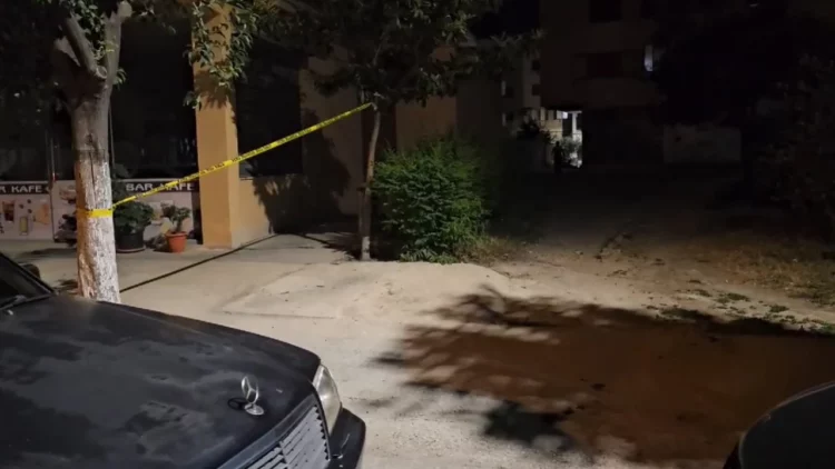 Vdekja e 23-vjeçarit në Fier, u godit me thikë nga ish-bashkëshorti i partneres së tij (VIDEO)