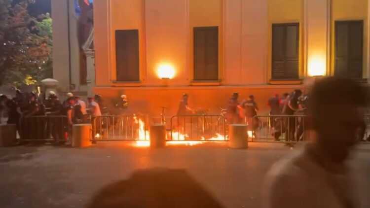 Protestuesit me molotov tek Bashkia e Tiranës, Policia vrapon të rrethojë godinën (VIDEO)