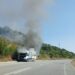 Përfshihet nga flakët një furgon pranë Mallakastrës