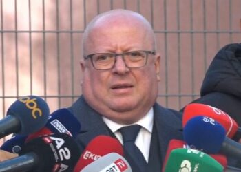 Avokati i Berishës thirrje për revoltë: Dilni nga shtëpitë, thyeni sportele, rrihni policët dhe vrisni…