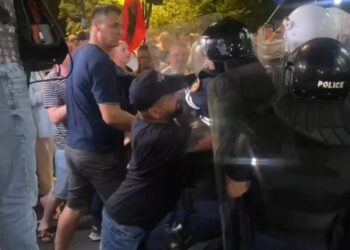 Protesta e opozitës/ Protestuesit përplasen me policinë para bashkisë