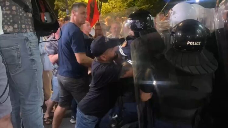Protesta e opozitës/ Protestuesit përplasen me policinë para bashkisë