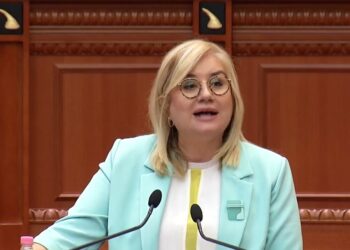 Deputetja e PD-ministres Koçiu: Pacientët po keqtrajtohen, duhet të kishit dhënë dorëheqjen