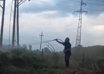 Rrufeja shkakton zjarr në urën e Kardhiqit, përfshihet nga flakët shtylla e tensionit