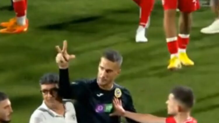 Skandal në Maltë, portieri serb i Marsaxlokk përplaset me lojtarët e Partizanit, provokon tifozët me 3 gishtat