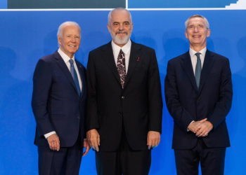 Rama tërheq vëmendjen me atletet e bardha, Macron: Super, duken ‘cool’!