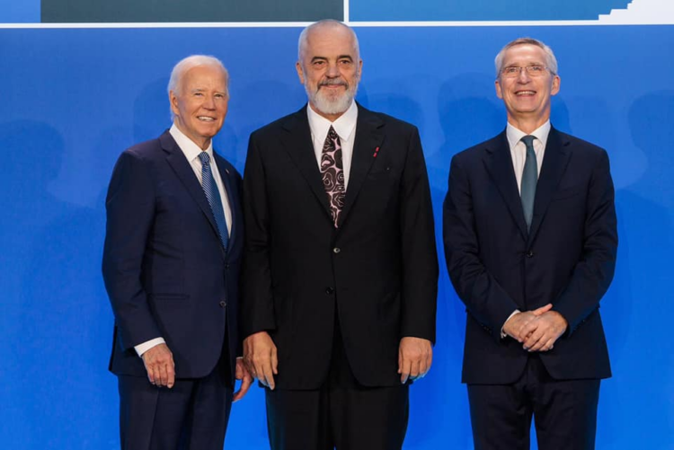 Rama tërheq vëmendjen me atletet e bardha, Macron: Super, duken ‘cool’!