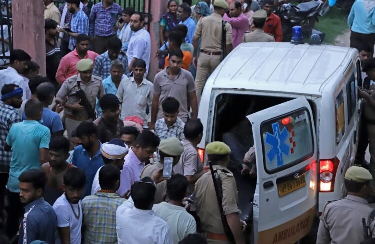 Raportohet për 105 të vdekur në Indi për shkak të rrëmujës të një tubimi fetar