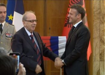 Humbja e të madhit Ismail Kadare, reagon Presidenca Franceze: Jetoi si i lirë në një vend që nuk ishte