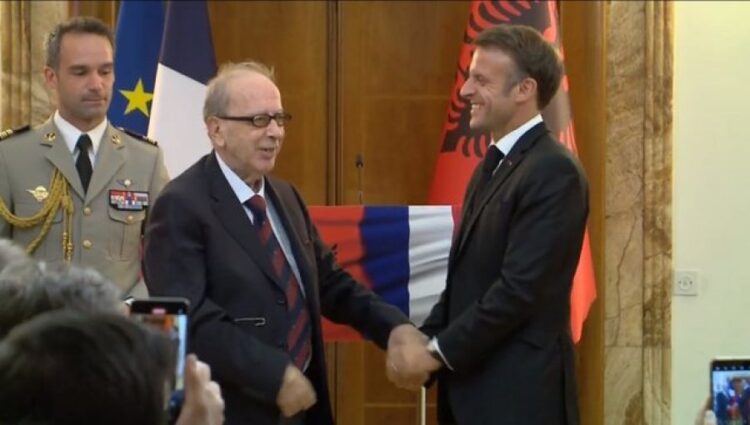 Humbja e të madhit Ismail Kadare, reagon Presidenca Franceze: Jetoi si i lirë në një vend që nuk ishte
