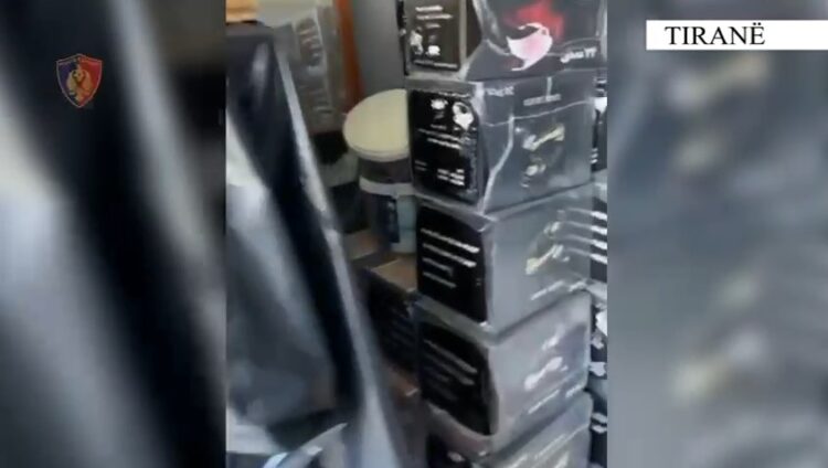 Sekuestrohen 7 tonë kafe kontrabandë, një i arrestuar dhe 5 të tjerë në kërkim