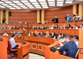 Fotot e konfrontimit/ Valteri dhe Blushi përplasen fizikisht në këshillin bashkiak