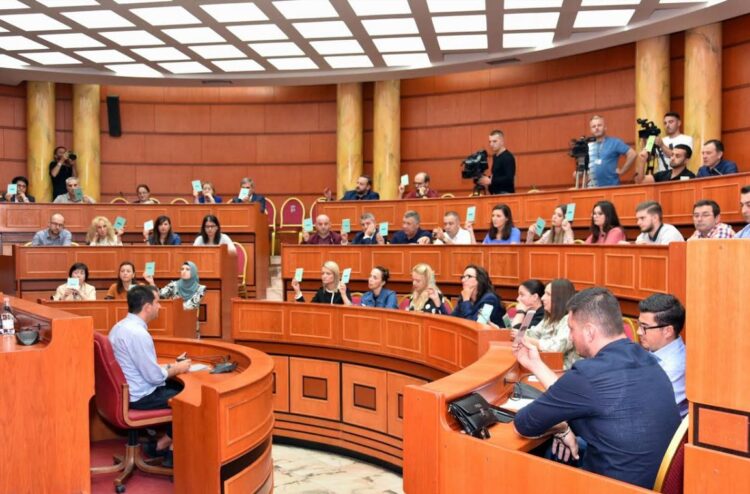 Fotot e konfrontimit/ Valteri dhe Blushi përplasen fizikisht në këshillin bashkiak