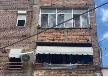 I vuri flakën vetes dhe u hodh nga ballkoni, ndërron jetë 49-vjeçarja